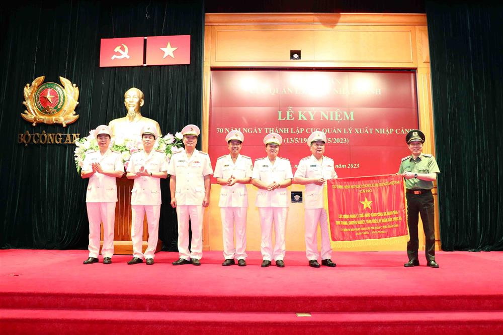 Lực lượng Quản lý xuất nhập cảnh CAND tinh thông, chuyên nghiệp, thân thiện, vì nhân dân phục vụ